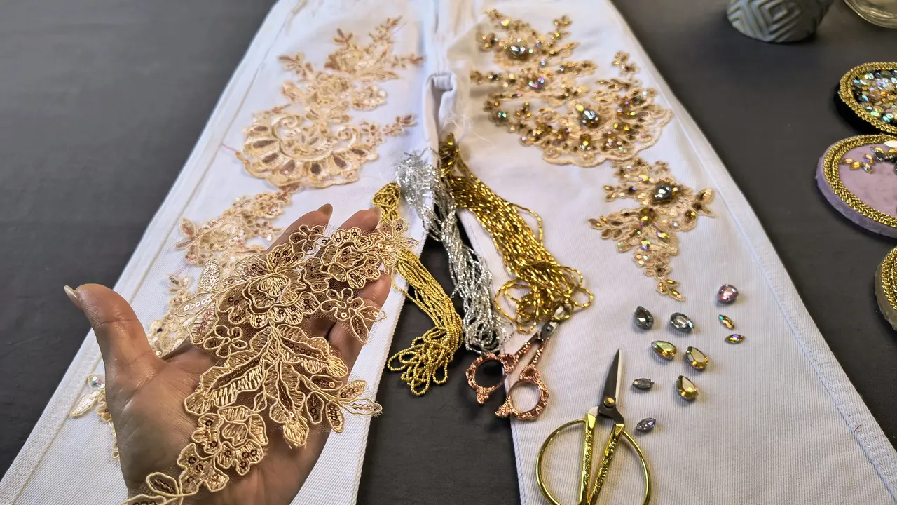 Detalle de bordado en jean blanco